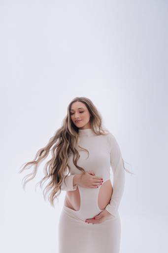 Ensaio gestante Curitiba em estudio fotografia minimalista clean atemporal elegante fashion 