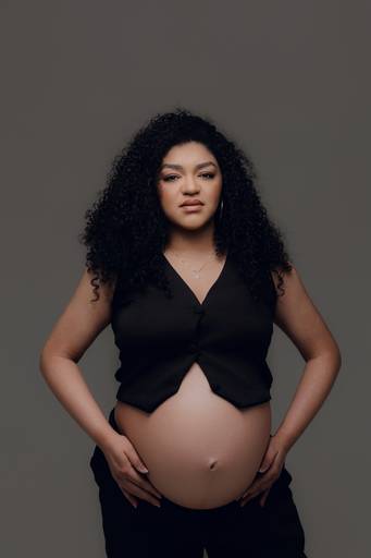 Ensaio gestante Curitiba em estudio fotografia minimalista clean atemporal elegante fashion 