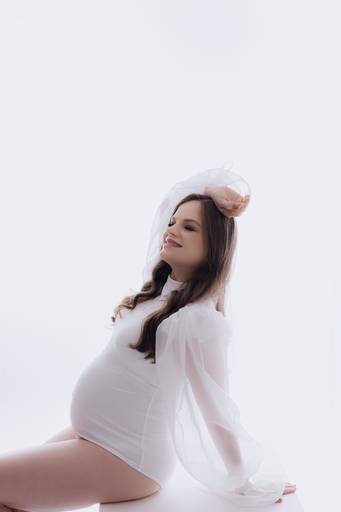 Ensaio gestante Curitiba em estudio fotografia minimalista clean atemporal elegante fashion