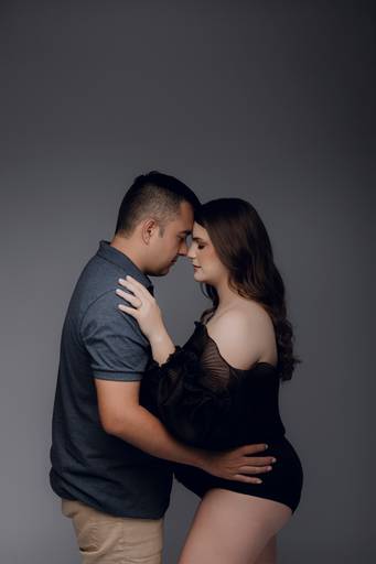 Ensaio gestante Curitiba em estudio fotografia minimalista clean atemporal elegante fashion