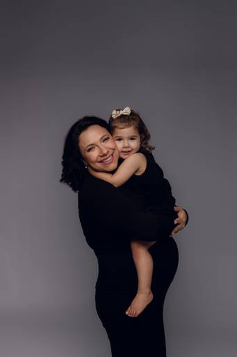 Ensaio gestante Curitiba em estudio fotografia minimalista clean atemporal elegante fashion