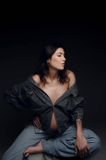 Ensaio gestante Curitiba em estudio fotografia minimalista clean atemporal elegante fashion 