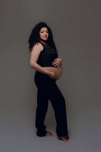 Ensaio gestante Curitiba em estudio fotografia minimalista clean atemporal elegante fashion 