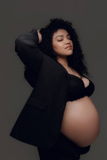 Ensaio gestante Curitiba em estudio fotografia minimalista clean atemporal elegante fashion 