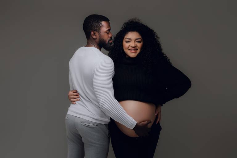 Ensaio gestante Curitiba em estudio fotografia minimalista clean atemporal elegante fashion 