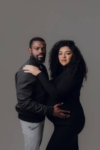 Ensaio gestante Curitiba em estudio fotografia minimalista clean atemporal elegante fashion 