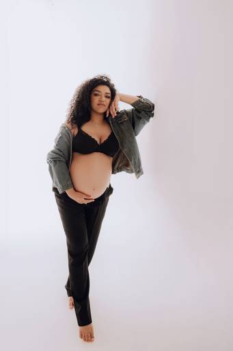 Ensaio gestante Curitiba em estudio fotografia minimalista clean atemporal elegante fashion 
