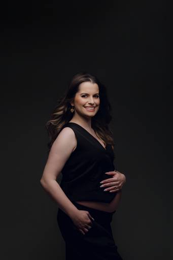 Ensaio gestante Curitiba em estudio fotografia minimalista clean atemporal elegante fashion 