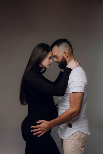 Ensaio gestante Curitiba em estudio fotografia minimalista clean atemporal elegante fashion