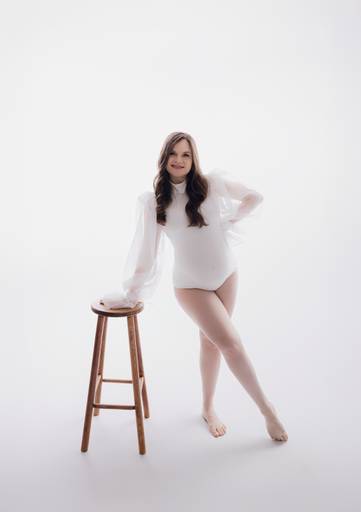 Ensaio gestante Curitiba em estudio fotografia minimalista clean atemporal elegante fashion