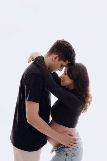 Ensaio gestante Curitiba em estudio fotografia minimalista clean atemporal elegante fashion