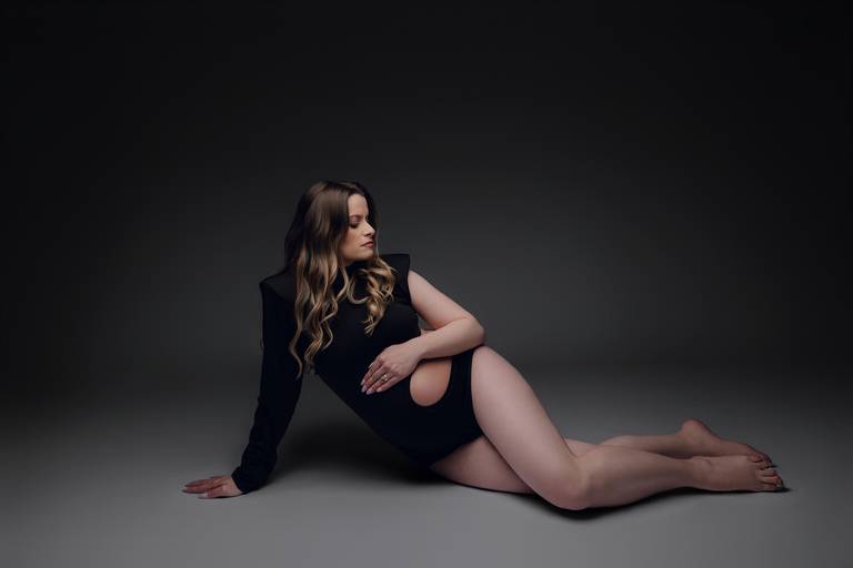 Ensaio gestante Curitiba em estudio fotografia minimalista clean atemporal elegante fashion 