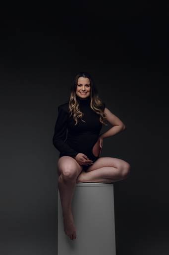 Ensaio gestante Curitiba em estudio fotografia minimalista clean atemporal elegante fashion 