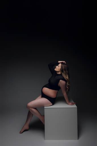 Ensaio gestante Curitiba em estudio fotografia minimalista clean atemporal elegante fashion 