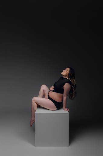 Ensaio gestante Curitiba em estudio fotografia minimalista clean atemporal elegante fashion 