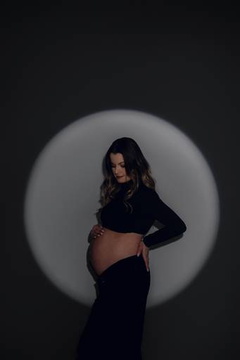 Ensaio gestante Curitiba em estudio fotografia minimalista clean atemporal elegante fashion 