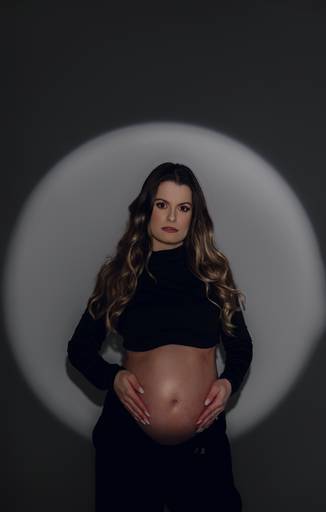 Ensaio gestante Curitiba em estudio fotografia minimalista clean atemporal elegante fashion 