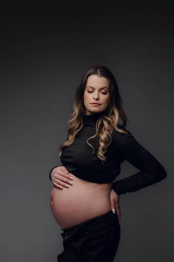 Ensaio gestante Curitiba em estudio fotografia minimalista clean atemporal elegante fashion 