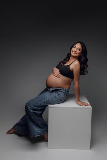 Ensaio gestante Curitiba em estudio fotografia minimalista clean atemporal elegante fashion 