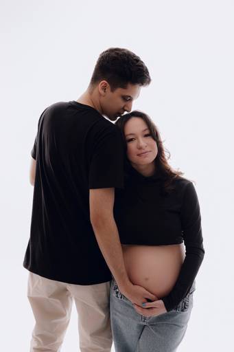 Ensaio gestante Curitiba em estudio fotografia minimalista clean atemporal elegante fashion