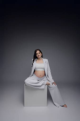 Ensaio gestante Curitiba em estudio fotografia minimalista clean atemporal elegante fashion