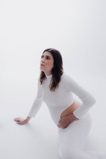 Ensaio gestante Curitiba em estudio fotografia minimalista clean atemporal elegante fashion 
