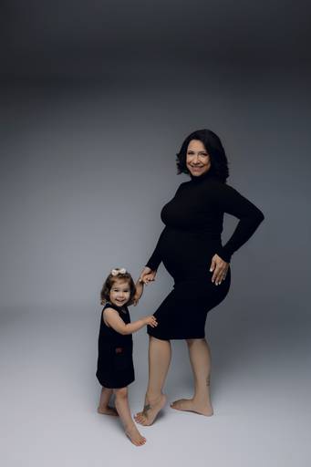 Ensaio gestante Curitiba em estudio fotografia minimalista clean atemporal elegante fashion