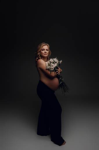 Ensaio gestante Curitiba em estudio fotografia minimalista clean atemporal elegante fashion 