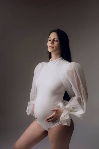 Ensaio gestante Curitiba em estudio fotografia minimalista clean atemporal elegante fashion