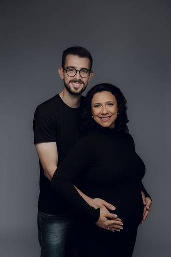 Ensaio gestante Curitiba em estudio fotografia minimalista clean atemporal elegante fashion