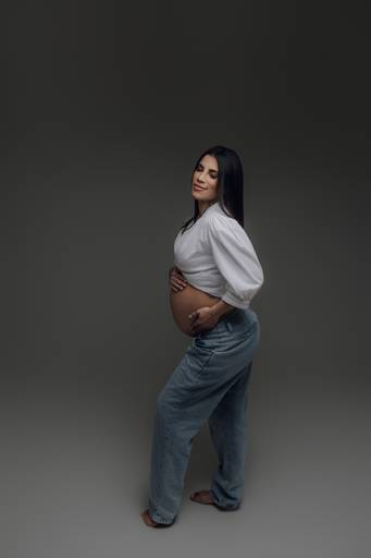 Ensaio gestante Curitiba em estudio fotografia minimalista clean atemporal elegante fashion 