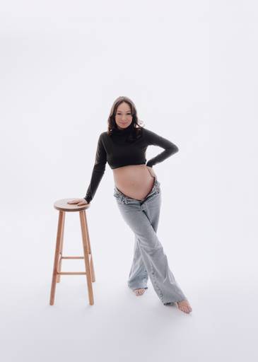 Ensaio gestante Curitiba em estudio fotografia minimalista clean atemporal elegante fashion