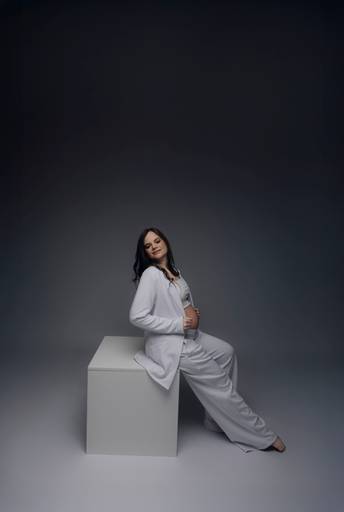 Ensaio gestante Curitiba em estudio fotografia minimalista clean atemporal elegante fashion