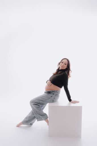 Ensaio gestante Curitiba em estudio fotografia minimalista clean atemporal elegante fashion