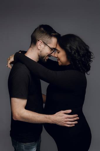 Ensaio gestante Curitiba em estudio fotografia minimalista clean atemporal elegante fashion