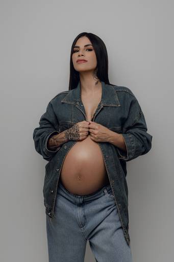 Ensaio gestante Curitiba em estudio fotografia minimalista clean atemporal elegante fashion 