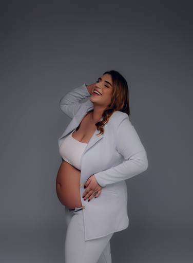 Ensaio gestante Curitiba em estudio fotografia minimalista clean atemporal elegante fashion
