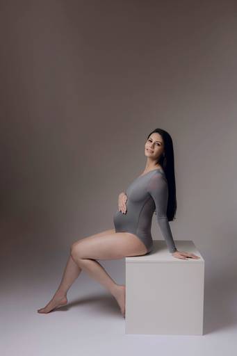 Ensaio gestante Curitiba em estudio fotografia minimalista clean atemporal elegante fashion