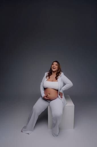 Ensaio gestante Curitiba em estudio fotografia minimalista clean atemporal elegante fashion