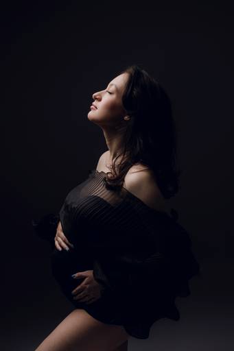 Ensaio gestante Curitiba em estudio fotografia minimalista clean atemporal elegante fashion