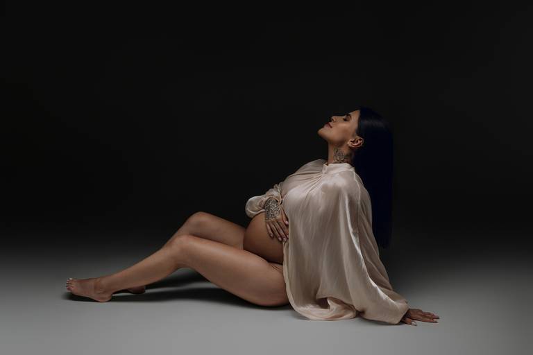 Ensaio gestante Curitiba em estudio fotografia minimalista clean atemporal elegante fashion 