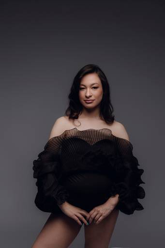 Ensaio gestante Curitiba em estudio fotografia minimalista clean atemporal elegante fashion
