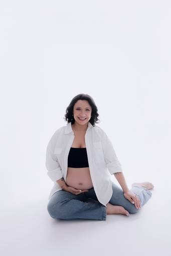 Ensaio gestante Curitiba em estudio fotografia minimalista clean atemporal elegante fashion