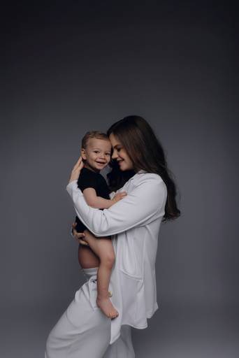 Ensaio gestante Curitiba em estudio fotografia minimalista clean atemporal elegante fashion
