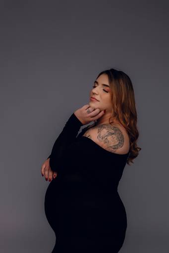 Ensaio gestante Curitiba em estudio fotografia minimalista clean atemporal elegante fashion