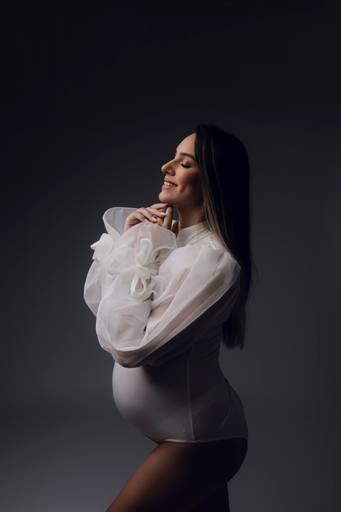 Ensaio gestante Curitiba em estudio fotografia minimalista clean atemporal elegante fashion