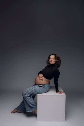 Ensaio gestante Curitiba em estudio fotografia minimalista clean atemporal elegante fashion