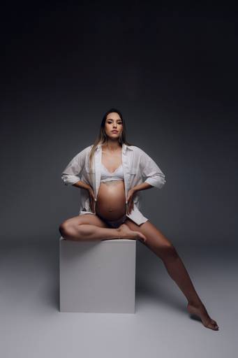Ensaio gestante Curitiba em estudio fotografia minimalista clean atemporal elegante fashion