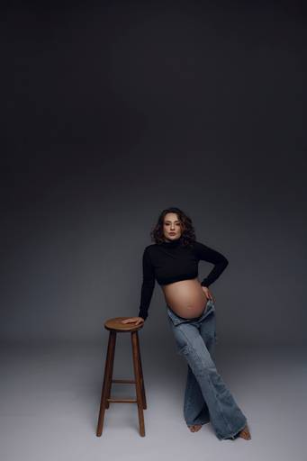Ensaio gestante Curitiba em estudio fotografia minimalista clean atemporal elegante fashion