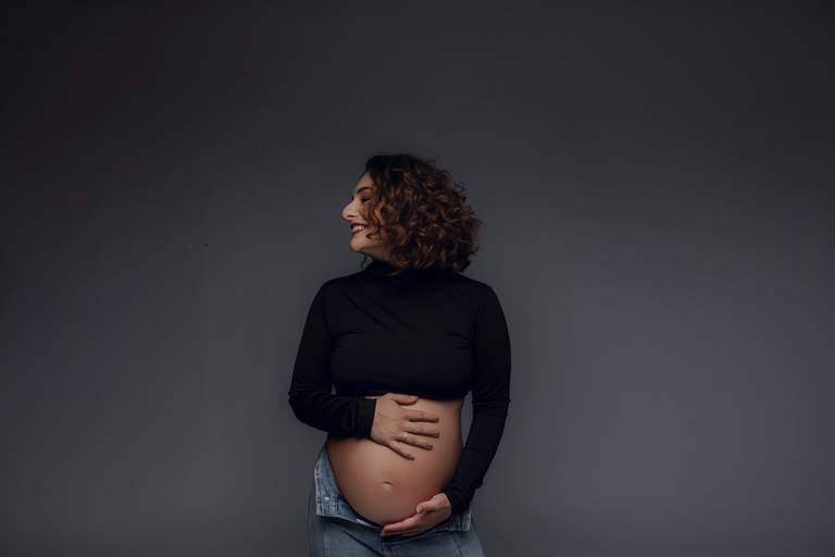 Ensaio gestante Curitiba em estudio fotografia minimalista clean atemporal elegante fashion